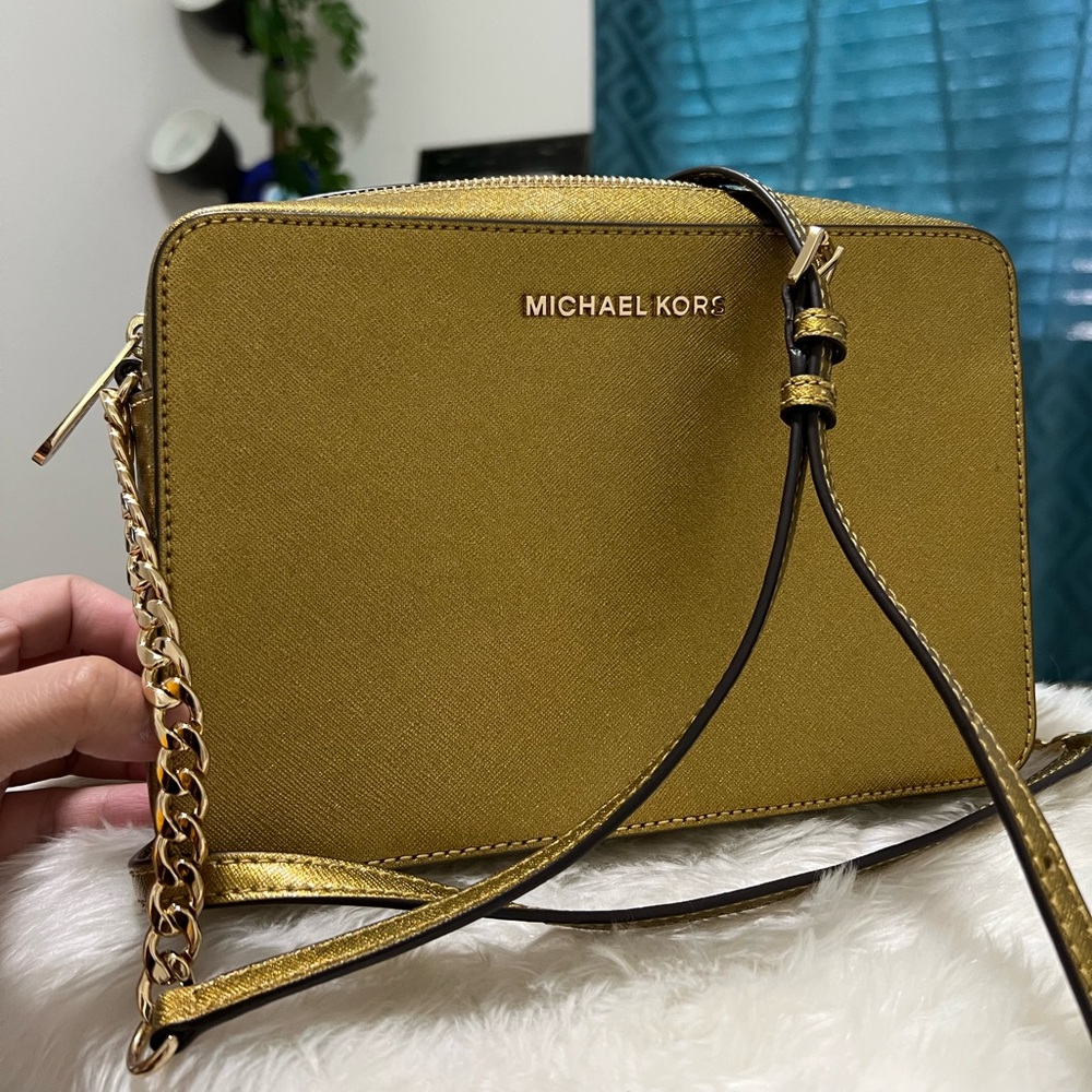 •LIKE NEW•MICHAEL KORS Metallic Gold Crossbody Bag